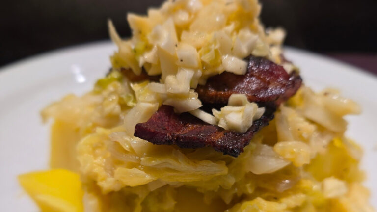 Sanfter Wirsing trifft knusprigen Bacon